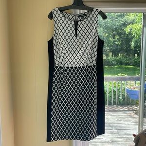 Ellen Tracy black and white print dress, split neck and exposed zipper. Size 12